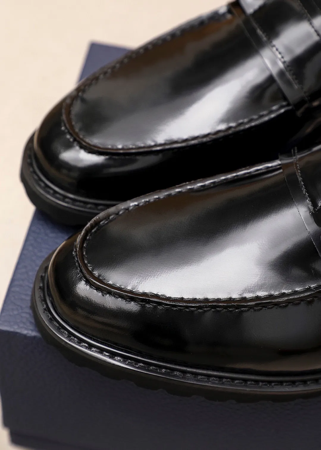 Men's shoes 💰460 💐 Product trademark: Dior "Dior" casual leather shoes Regular size: 39-44 (38.45🉑️customized) Product materials: Selected Italian imported first-layer open-edge beaded cowhide upper + classic hardware buckle, imported water-dyed cowhide lining. Strong three-dimensional visual effect, foam outsole Color: 2⃣️colors available